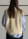 Carica l'immagine nel visualizzatore della galleria, Gilet ZAHJR in maglia con bottoni latte