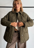 Carica l'immagine nel visualizzatore della galleria, Giacca COZY militare trapuntata con colletto in velluto