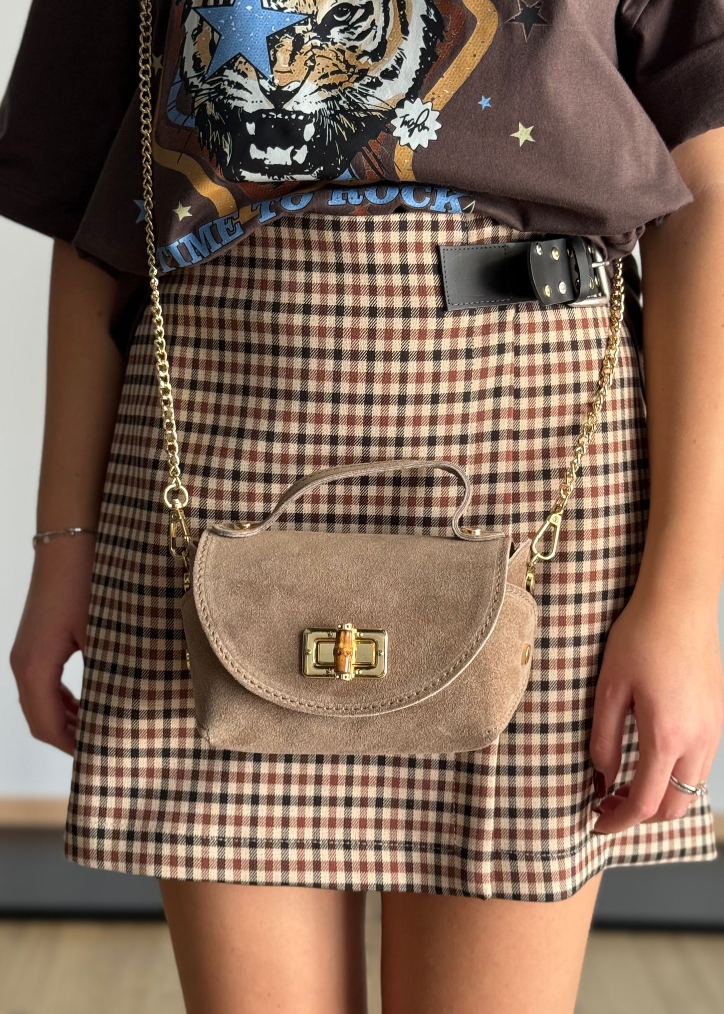 Borsa a tracolla in suede con catena dorata