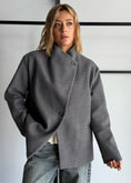 Carica l'immagine nel visualizzatore della galleria, Cappotto grigio con chiusura asimmetrica - ZAHJR