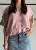 Carica l'immagine nel visualizzatore della galleria, Gilet ZAHJR in maglia con bottoni rosa