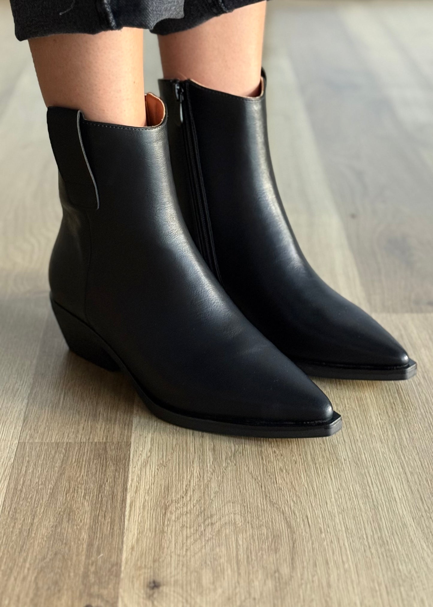 Stivaletto nero in ecopelle con punta affusolata e tacco basso