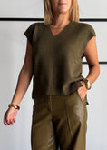 Carica l'immagine nel visualizzatore della galleria, Gilet in maglia con scollo a V olio - ZAHJR