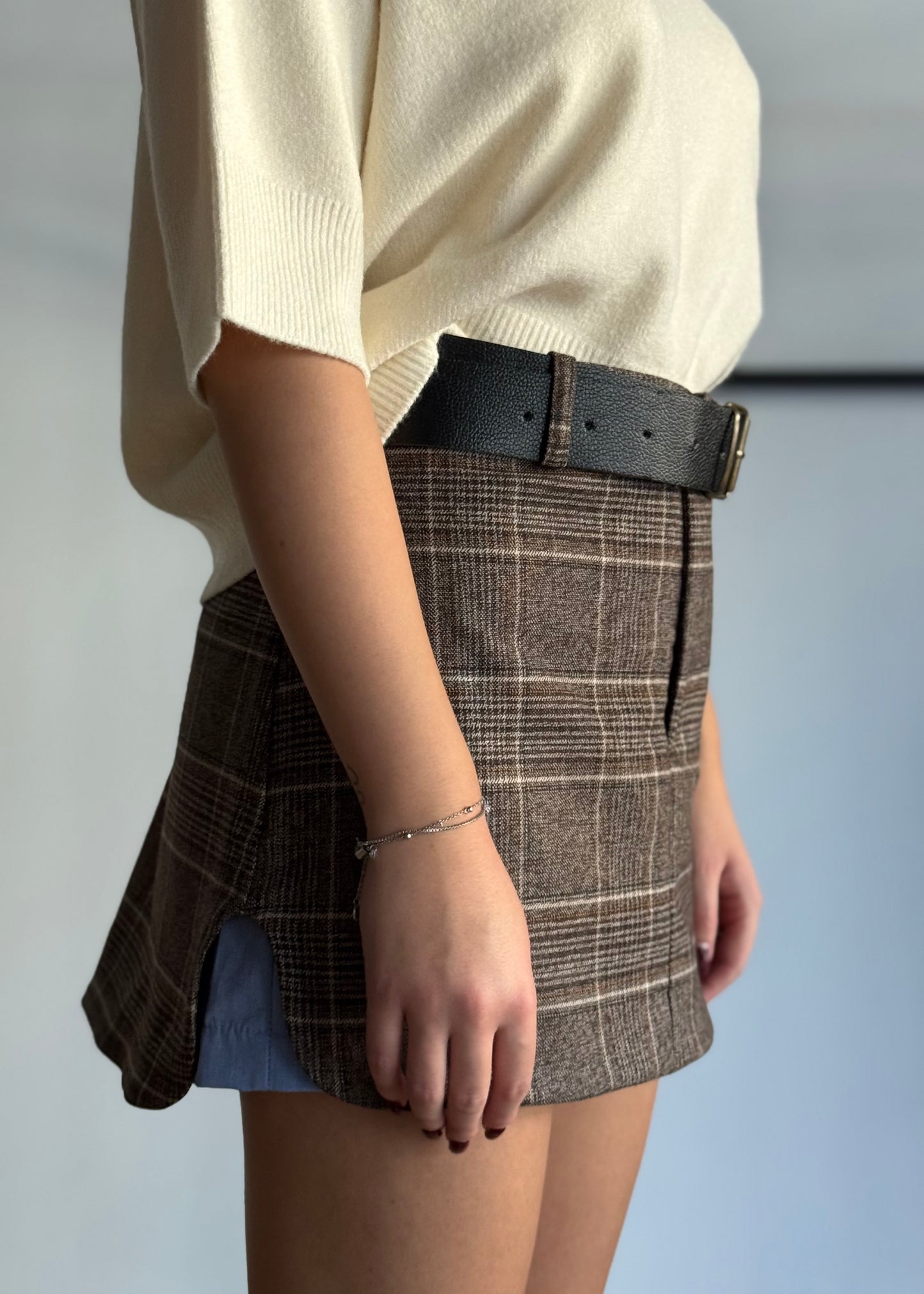 Gonna pantaloncino a quadri marrone con cintura -LUMINA