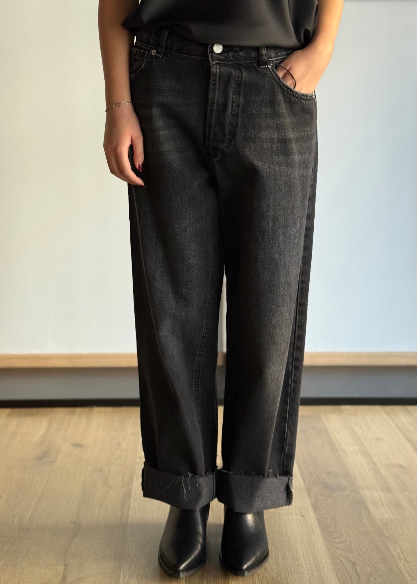 Jeans cropped neri a gamba dritta con orlo vivo -PHILIALOFT