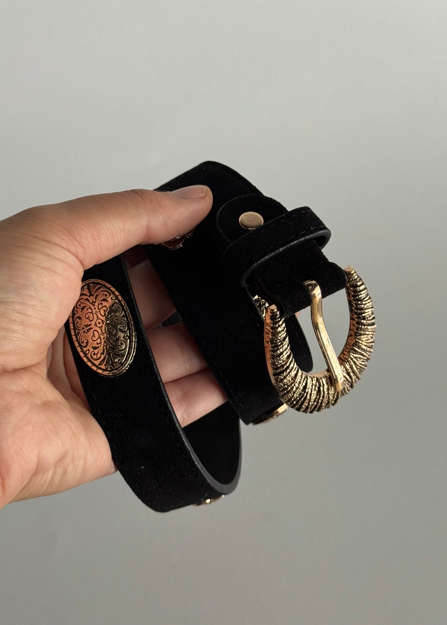 Cintura in suede nera con fibbia decorata