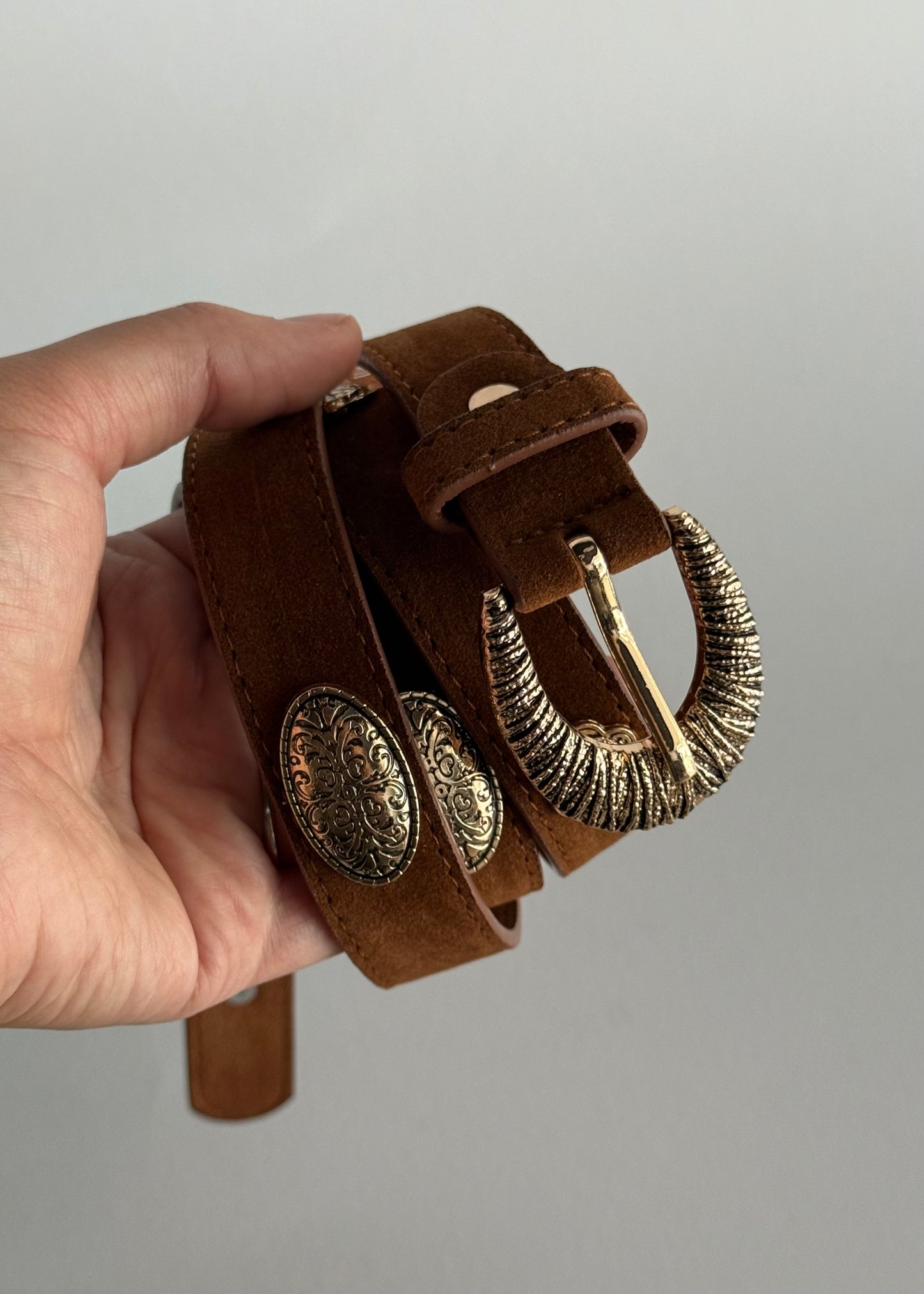 Cintura in suede camel con fibbia decorata