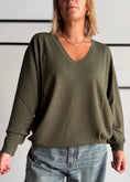 Carica l'immagine nel visualizzatore della galleria, Maglia over militare scollo a V - KONTATTO