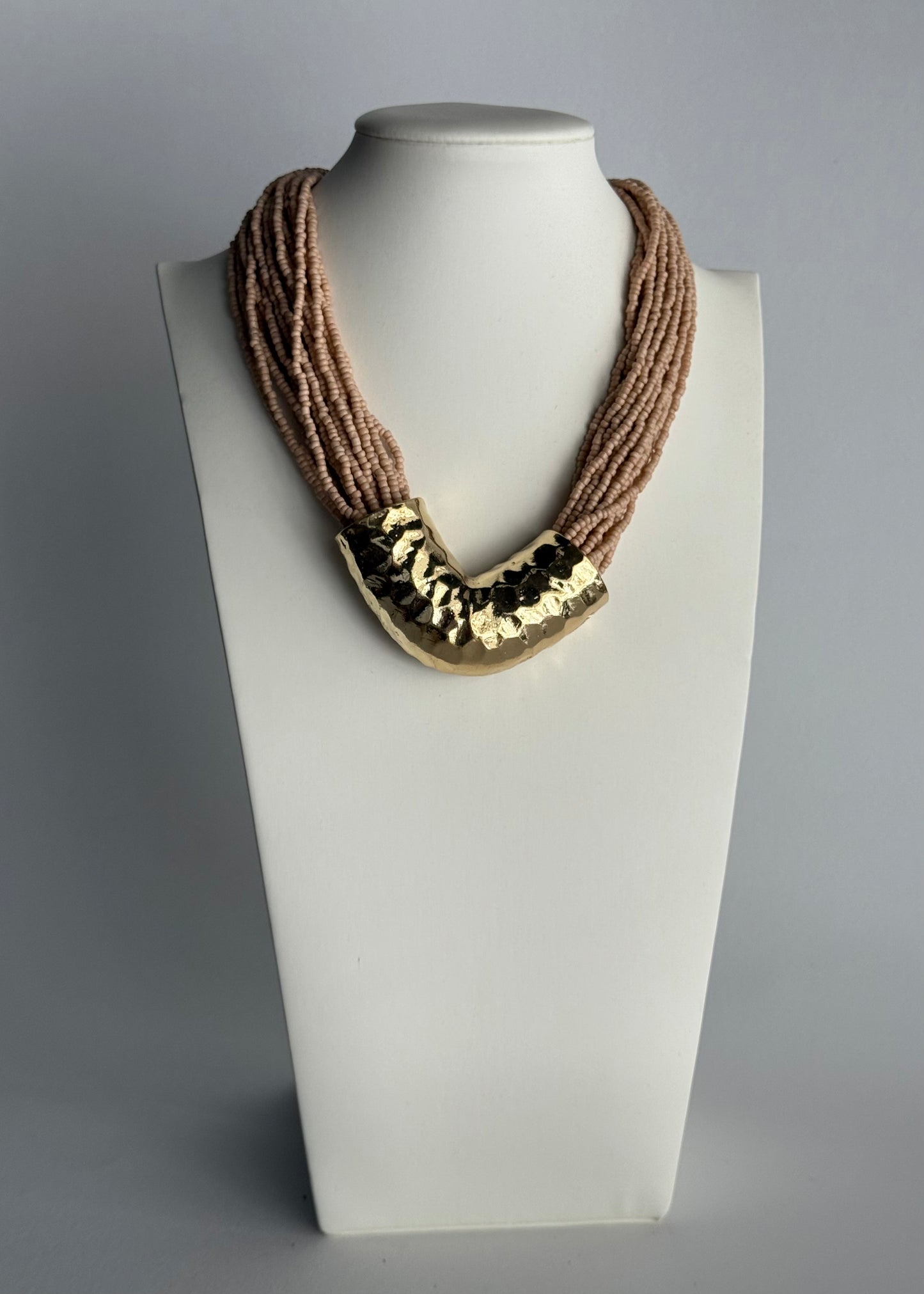 Collana multistrato con perline nude e dettaglio dorato martellato