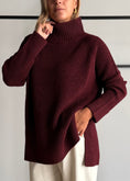 Carica l'immagine nel visualizzatore della galleria, Maglia marsala modello cratere con spacchi - KONTATTO