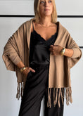 Carica l'immagine nel visualizzatore della galleria, Mantella in maglia camel con frange - ZAHJR