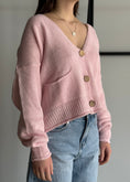 Carica l'immagine nel visualizzatore della galleria, Cardigan ZAHJR rosa con bottoni in legno