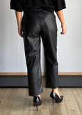 Carica l'immagine nel visualizzatore della galleria, Pantalone nero effetto pitone - ZAHJR