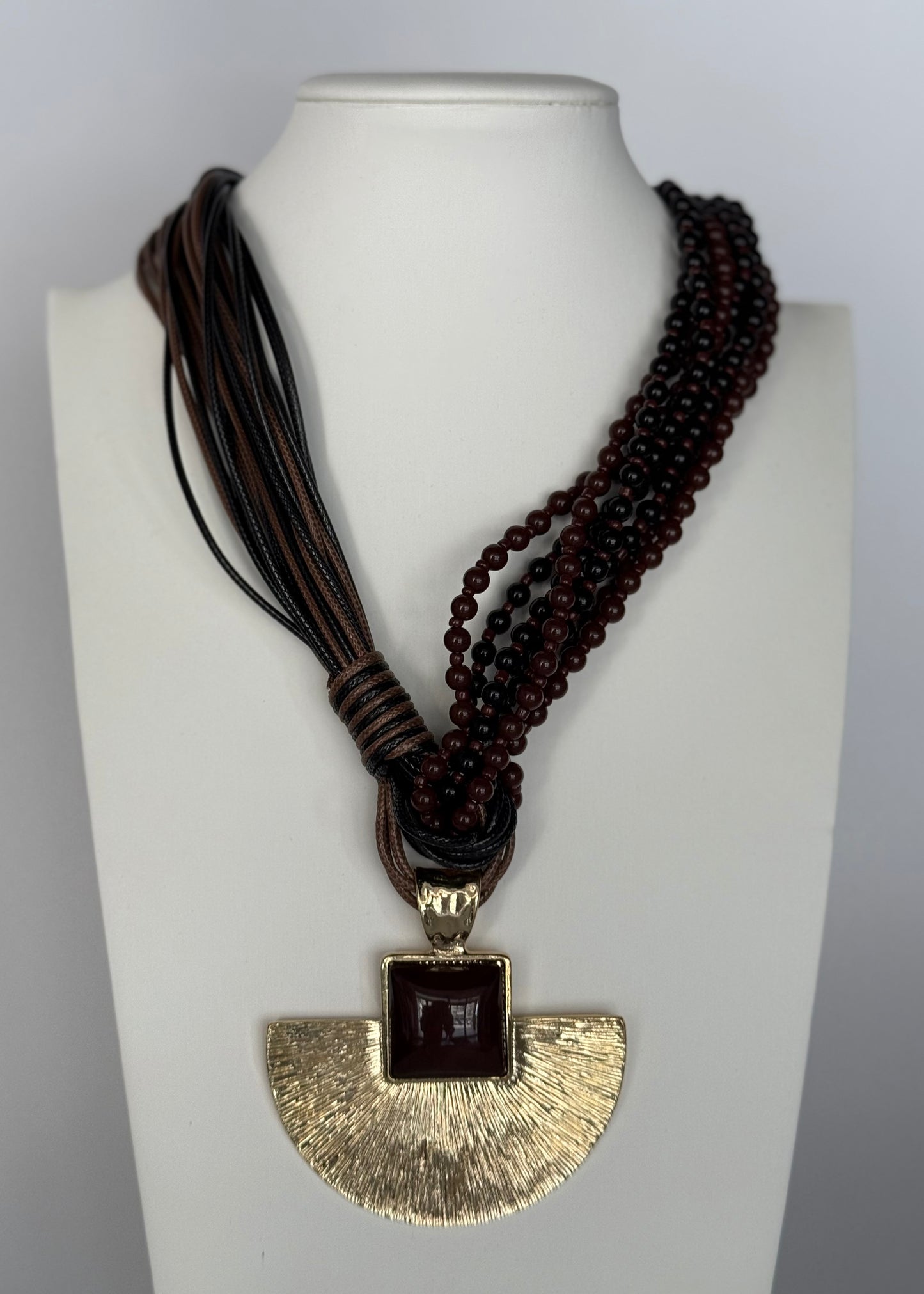 Collana multistrato con maxi pendente dorato e resina marrone