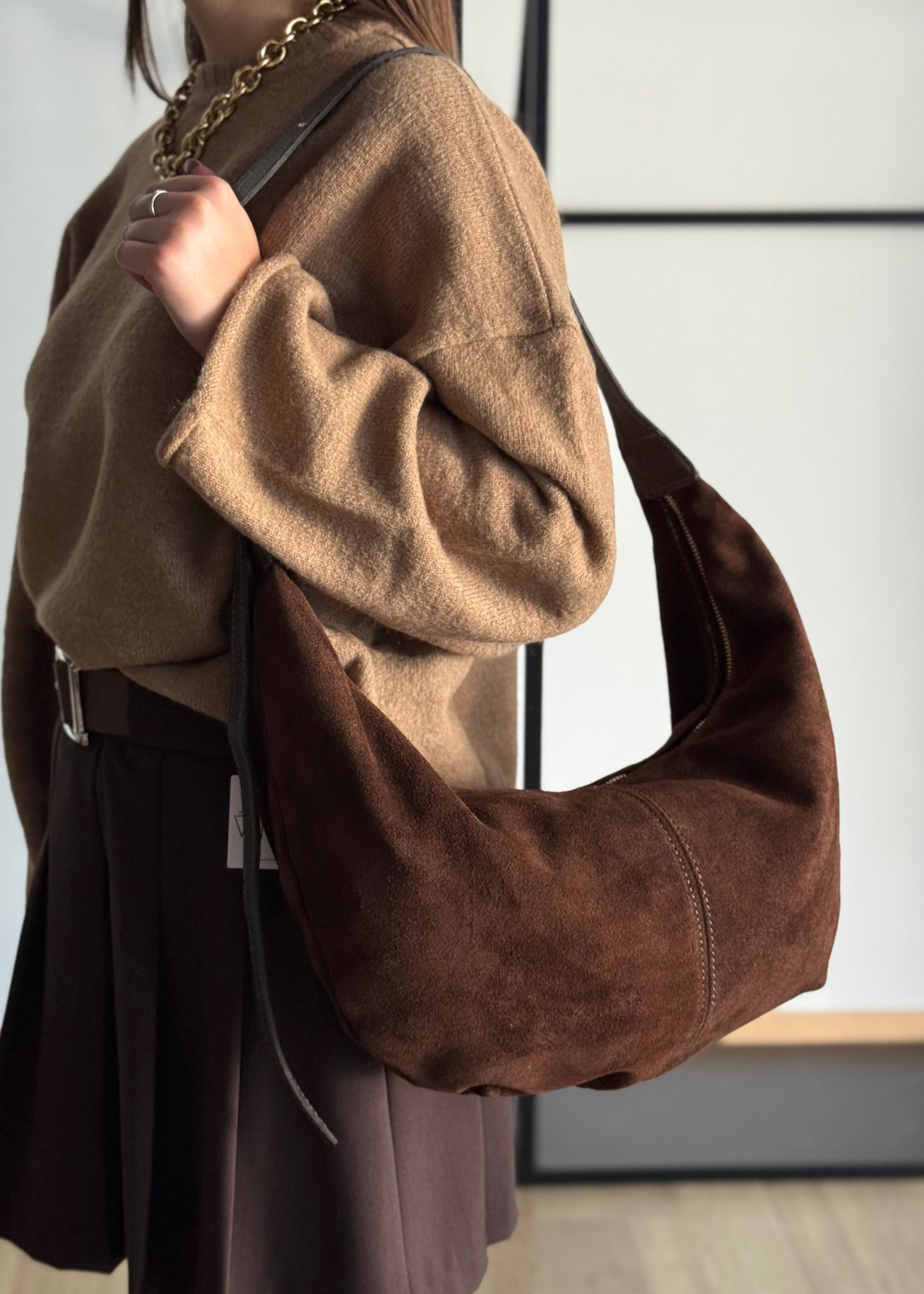 Borsa Hobo in Camoscio Marrone con Dettagli in Pelle