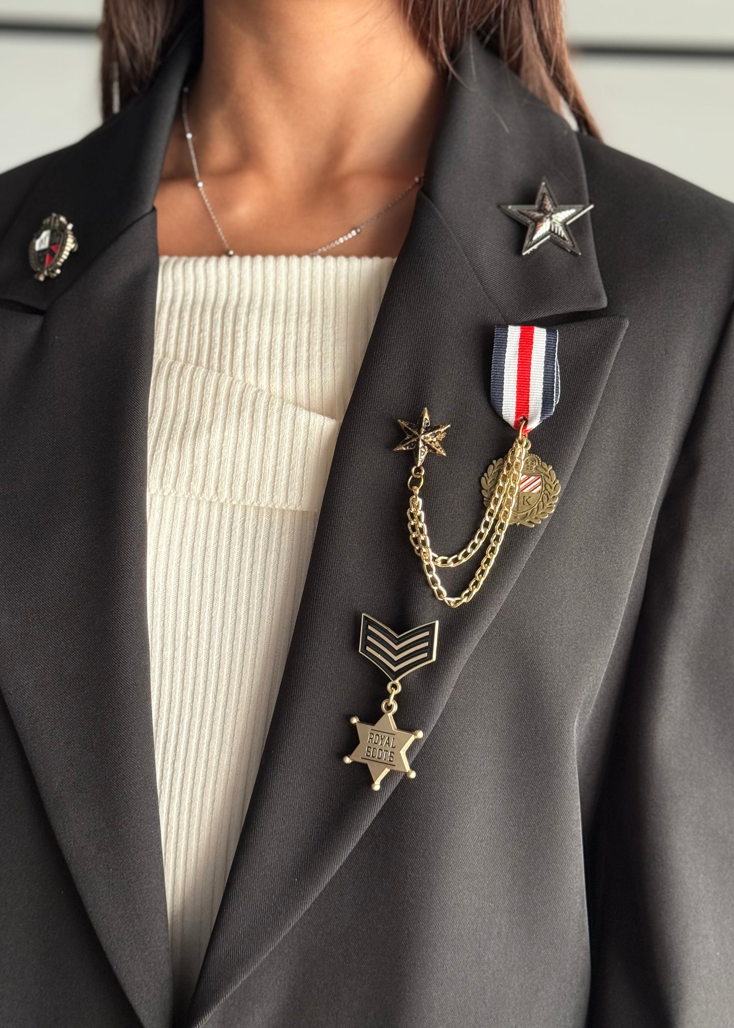 Blazer monopetto con spille in stile militare -ZAHJR
