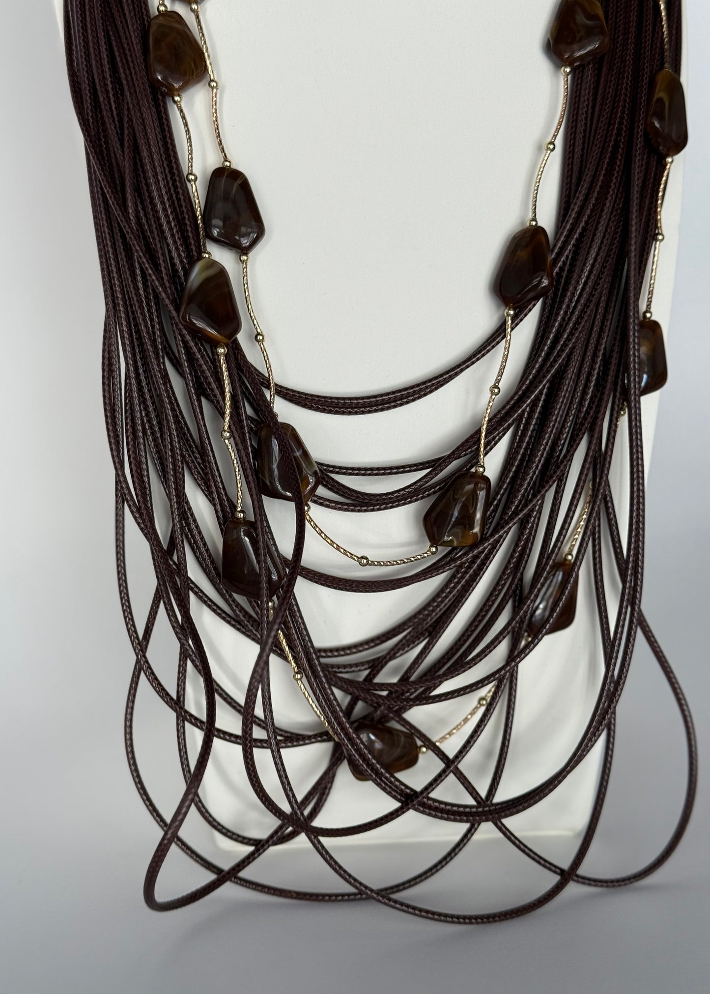Collana lunga marrone con pietre decorative