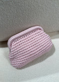 Carica l'immagine nel visualizzatore della galleria, Clutch intrecciata rosa