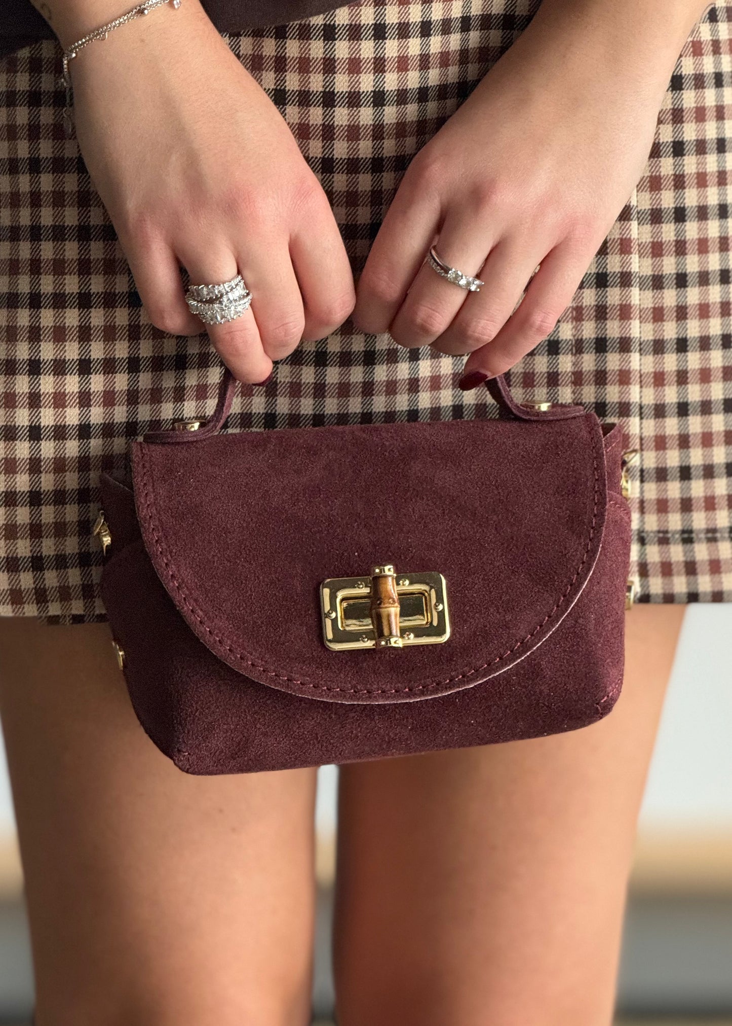 Borsa a tracolla in suede con catena dorata