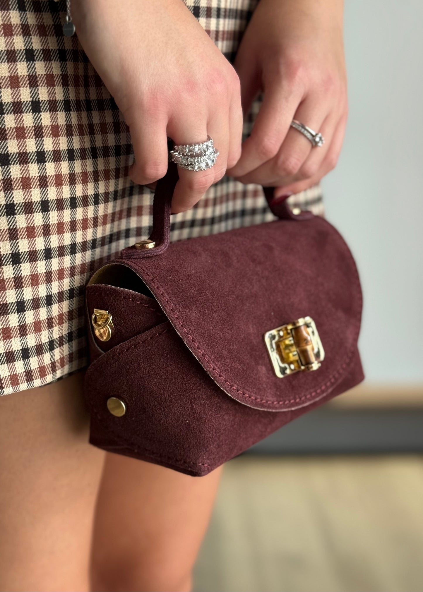 Borsa a tracolla in suede con catena dorata