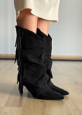 Carica l'immagine nel visualizzatore della galleria, Stivale in camoscio nero con frange laterali, punta affusolata e tacco sottile