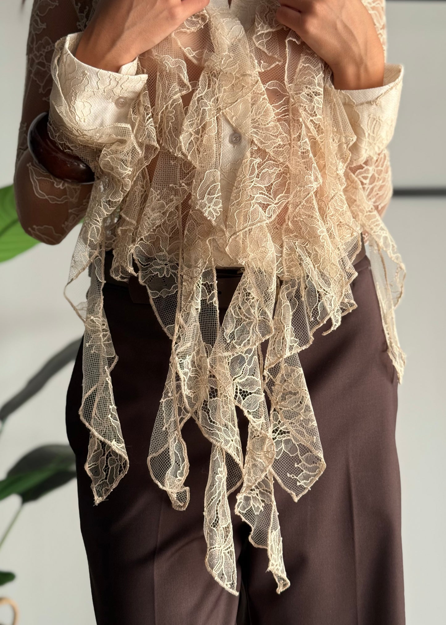 Camicia in pizzo con volant -KONTATTO