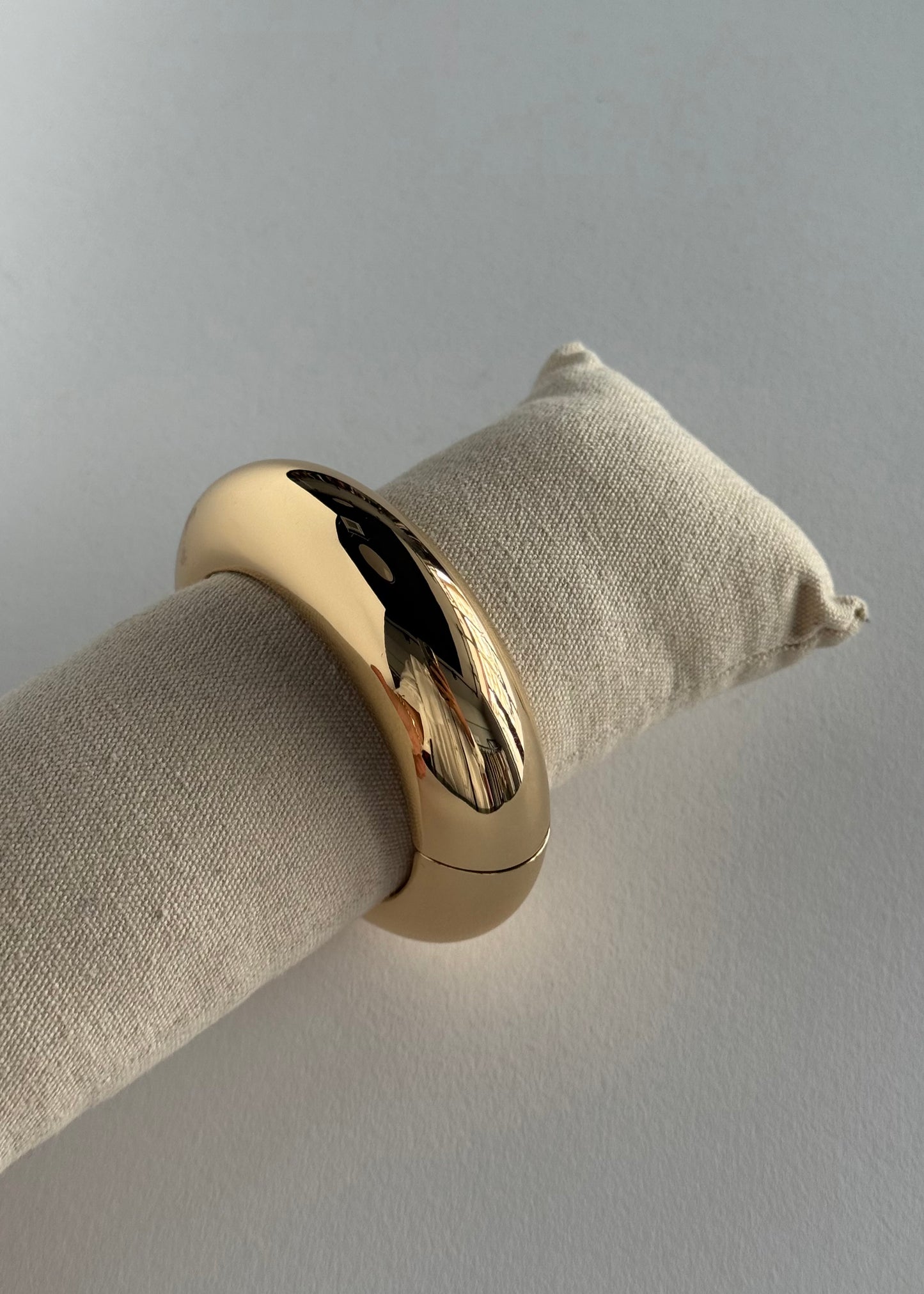 Bracciale rigido dorato bombato