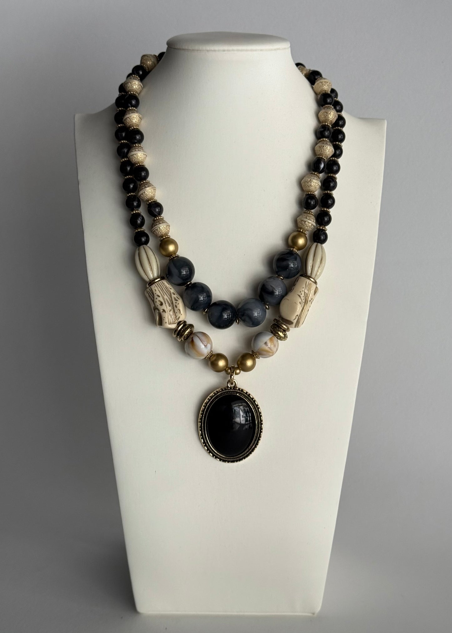 Collana multistrato con perle decorative e pendente