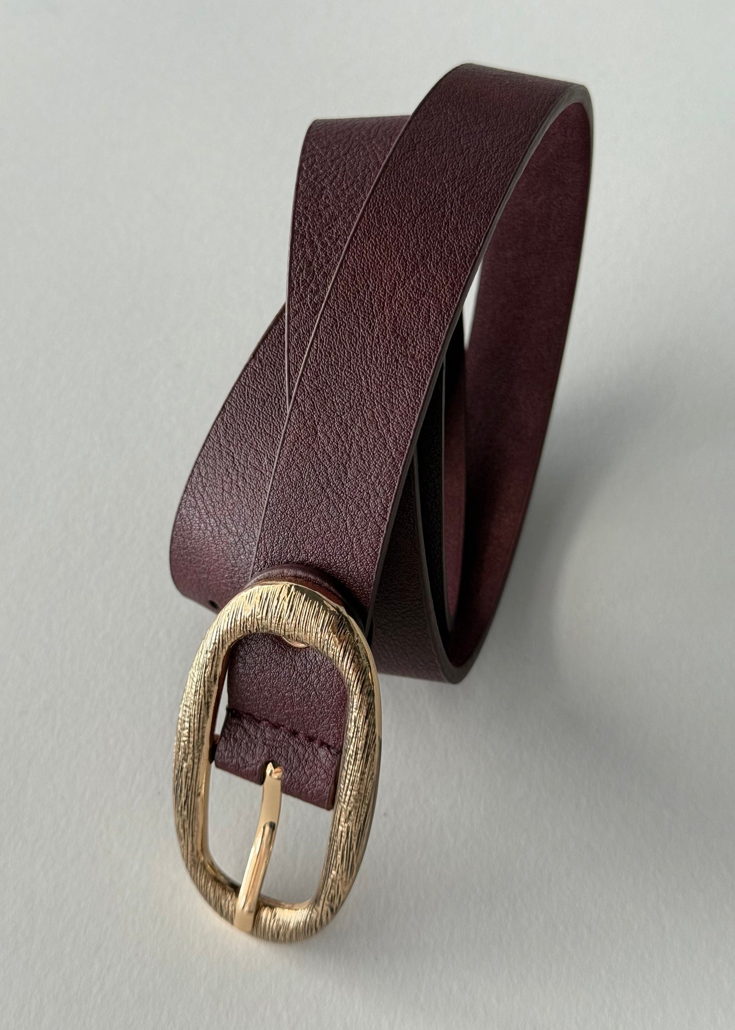 Cintura bordeaux con fibbia dorata ovale