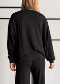 Carica l'immagine nel visualizzatore della galleria, Maglia over nera scollo a V - KONTATTO