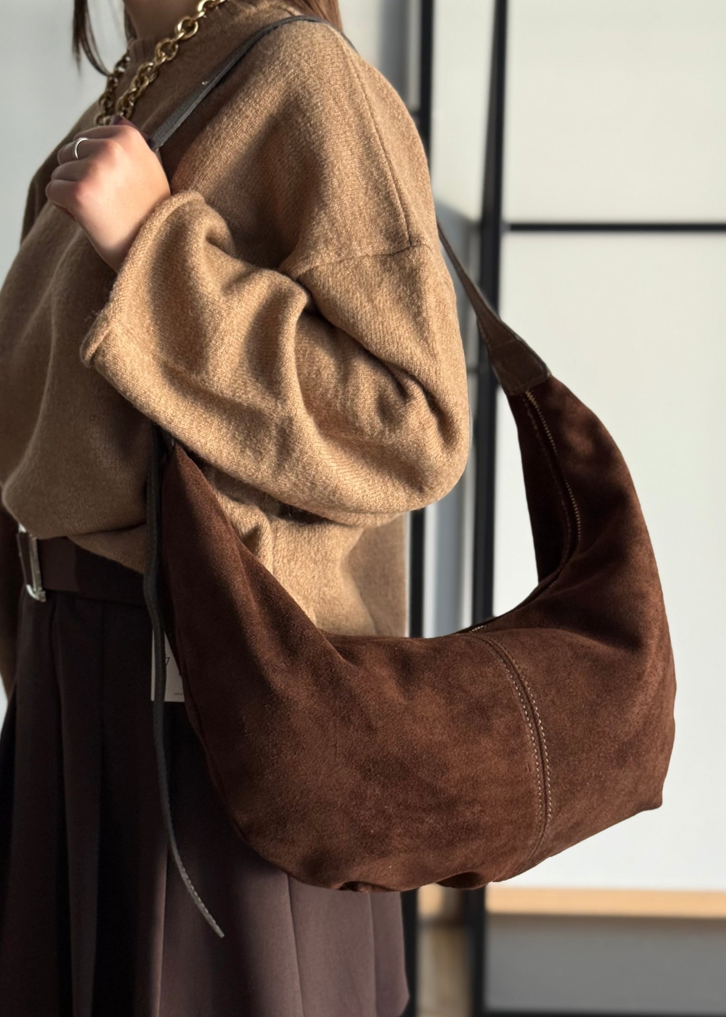 Borsa Hobo in Camoscio Marrone con Dettagli in Pelle