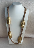 Carica l'immagine nel visualizzatore della galleria, Collana lunga beige con dettagli oro