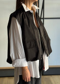 Carica l'immagine nel visualizzatore della galleria, Gilet nero con zip e tasche frontali