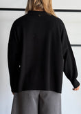Carica l'immagine nel visualizzatore della galleria, Maglia over nero spacchi laterali - PHILIALOFT