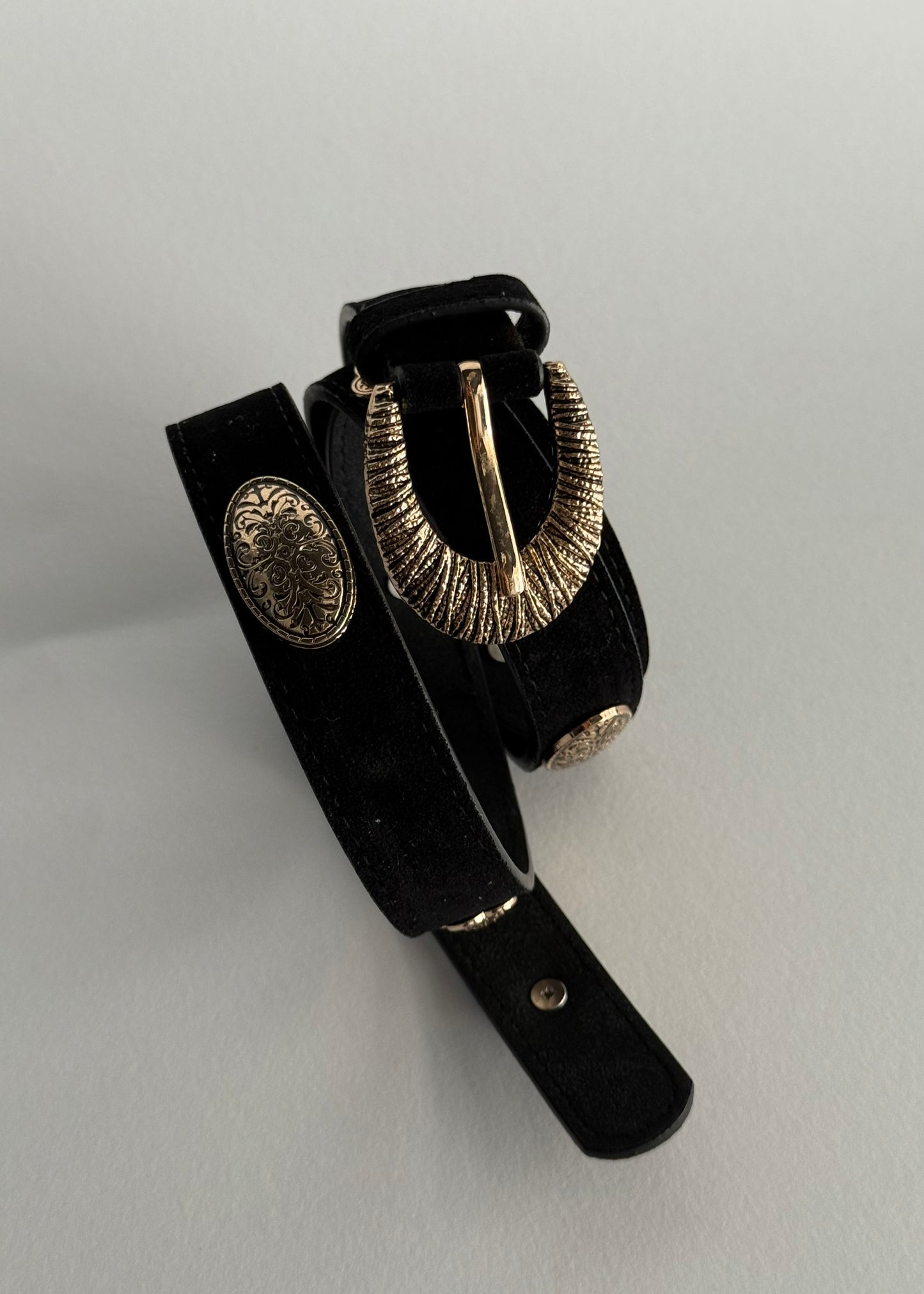 Cintura in suede nera con fibbia decorata