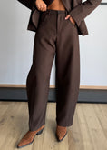 Carica l'immagine nel visualizzatore della galleria, Pantalone moro barrel - ZAHJR