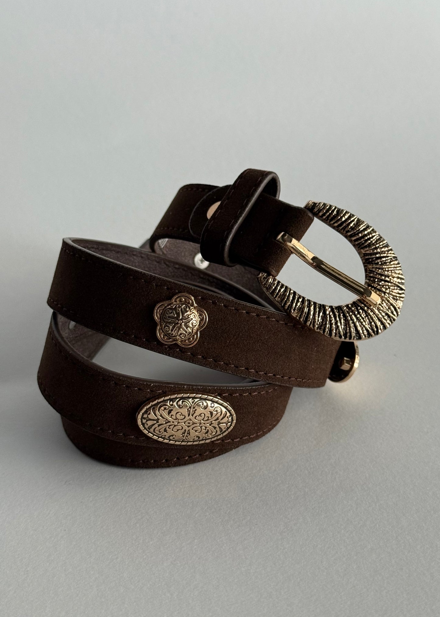 Cintura in suede marrone con fibbia decorata