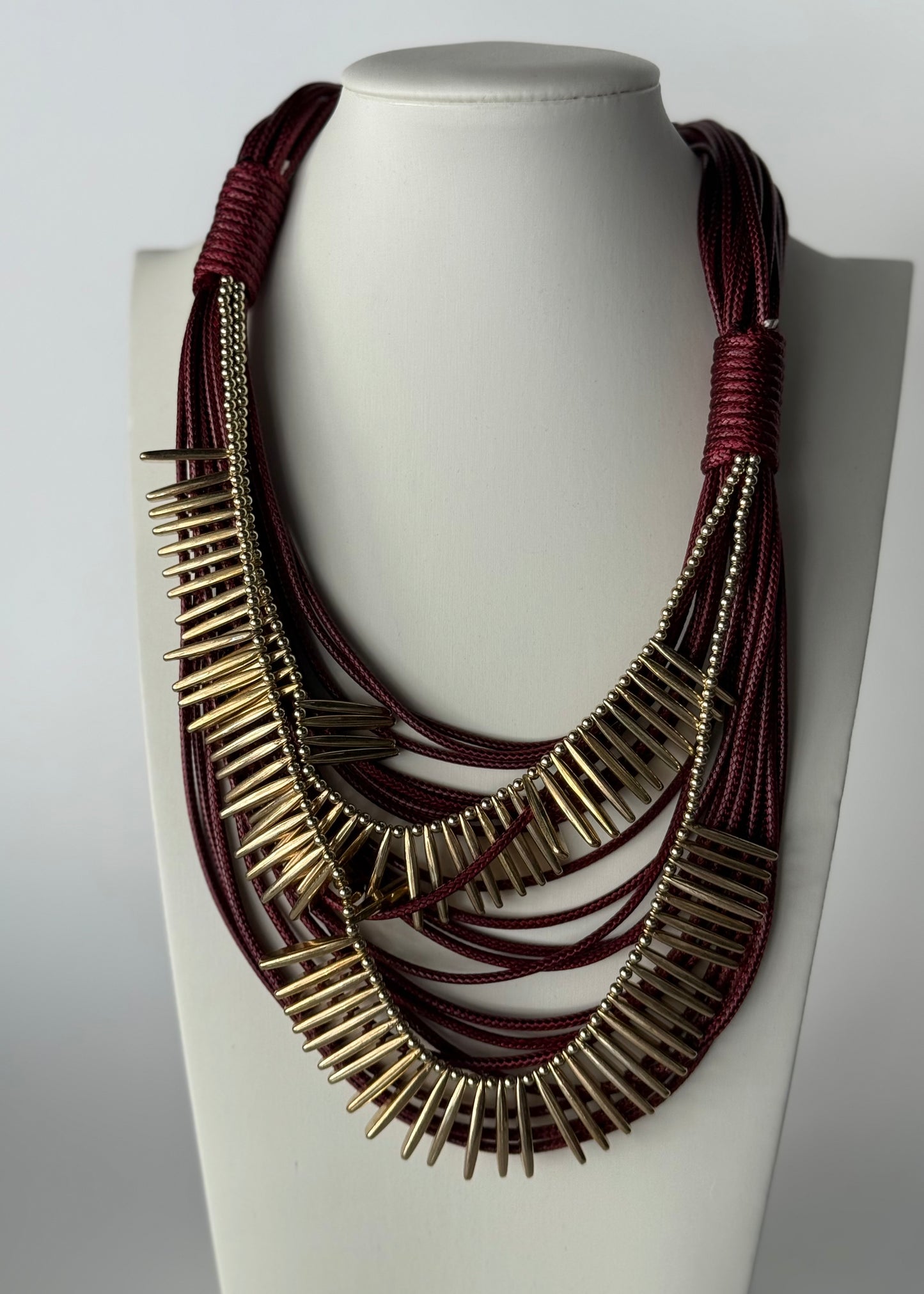 Collana multistrato bordeaux con inserti dorati