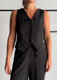 Carica l'immagine nel visualizzatore della galleria, Gilet nero sartoriale con bottoni - ZAHJR
