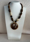 Carica l'immagine nel visualizzatore della galleria, Collana marrone con maxi pendente oro