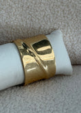Carica l'immagine nel visualizzatore della galleria, Bracciale rigido gold effetto satinato design moderno