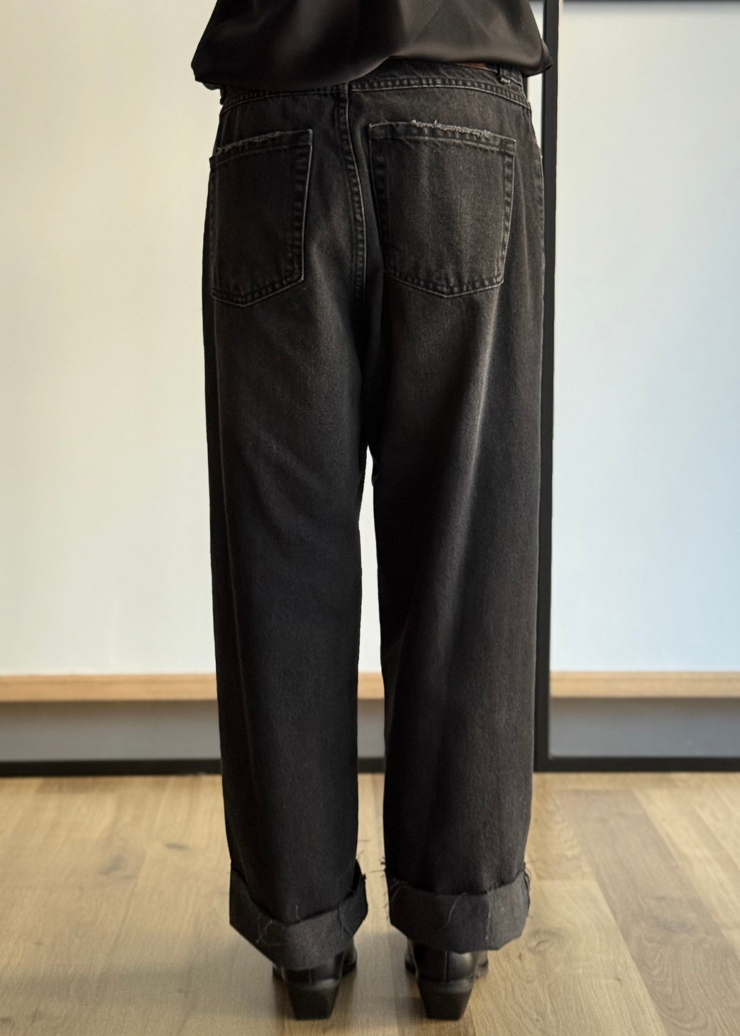 Jeans cropped neri a gamba dritta con orlo vivo -PHILIALOFT