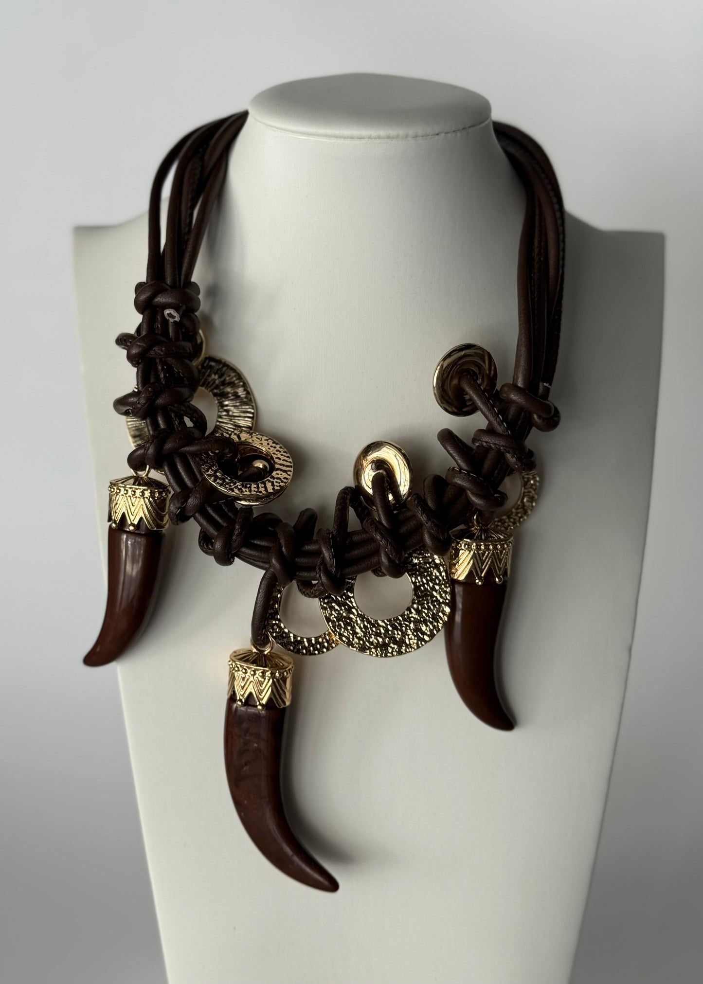 Collana statement marrone con pendenti a corno e cerchi dorati