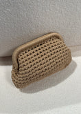 Carica l'immagine nel visualizzatore della galleria, Clutch intrecciata beige