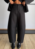 Carica l'immagine nel visualizzatore della galleria, Pantalone nero barrel - ZAHJR