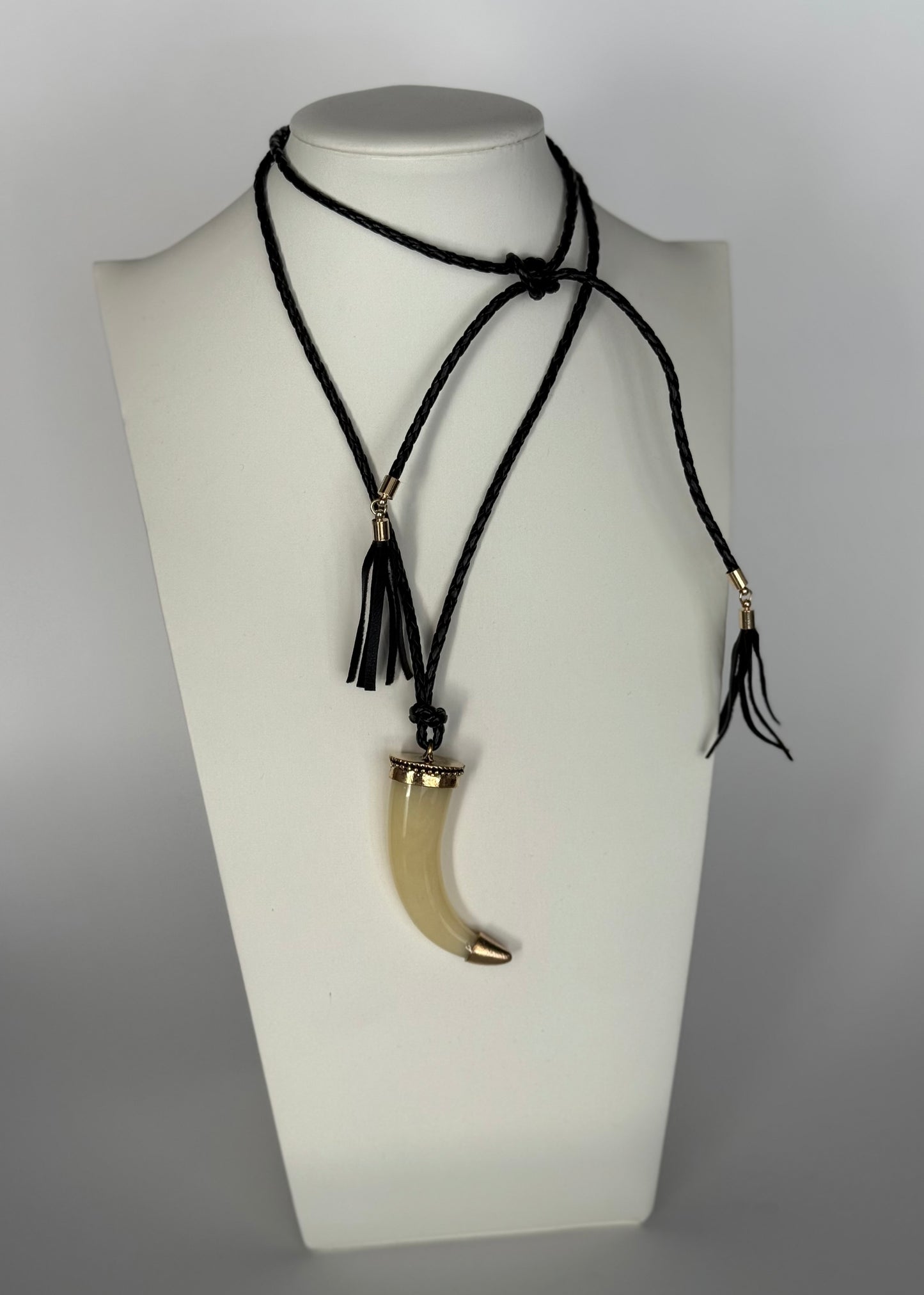 Collana lunga nera con pendente a corno avorio