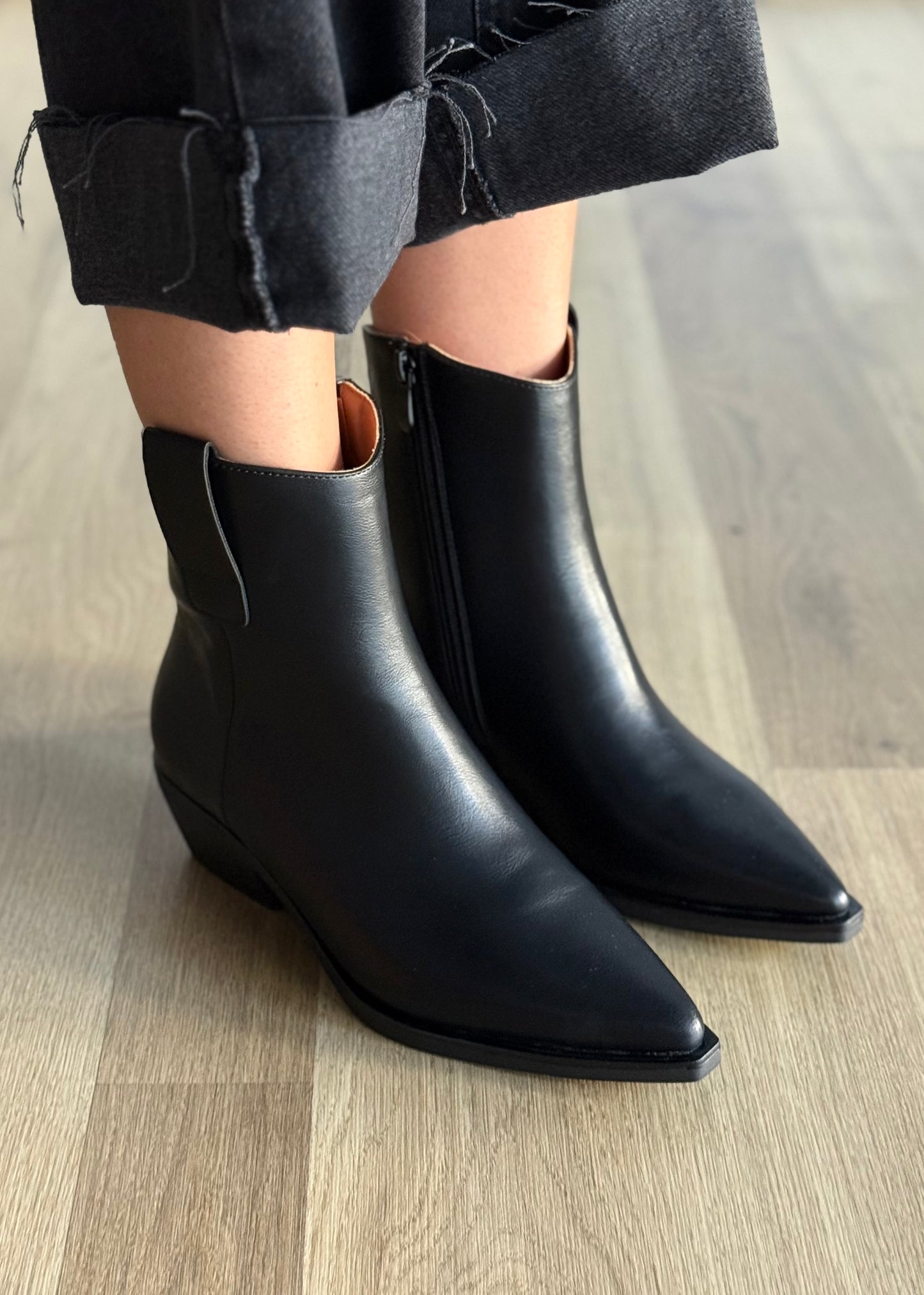 Stivaletto nero in ecopelle con punta affusolata e tacco basso