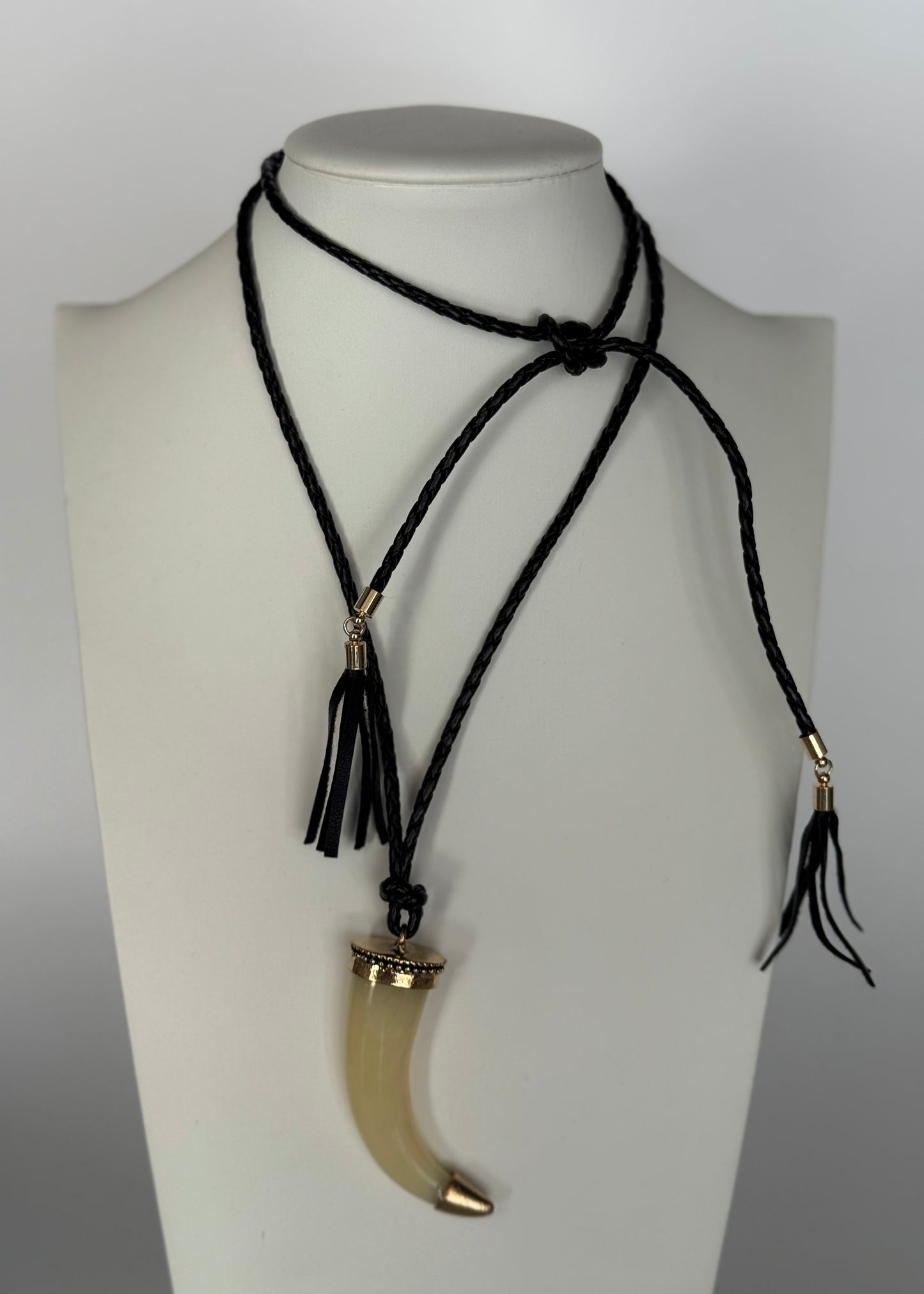 Collana lunga nera con pendente a corno avorio