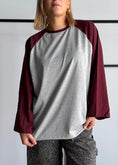 Carica l'immagine nel visualizzatore della galleria, T-shirt bicolore con maniche raglan svasate