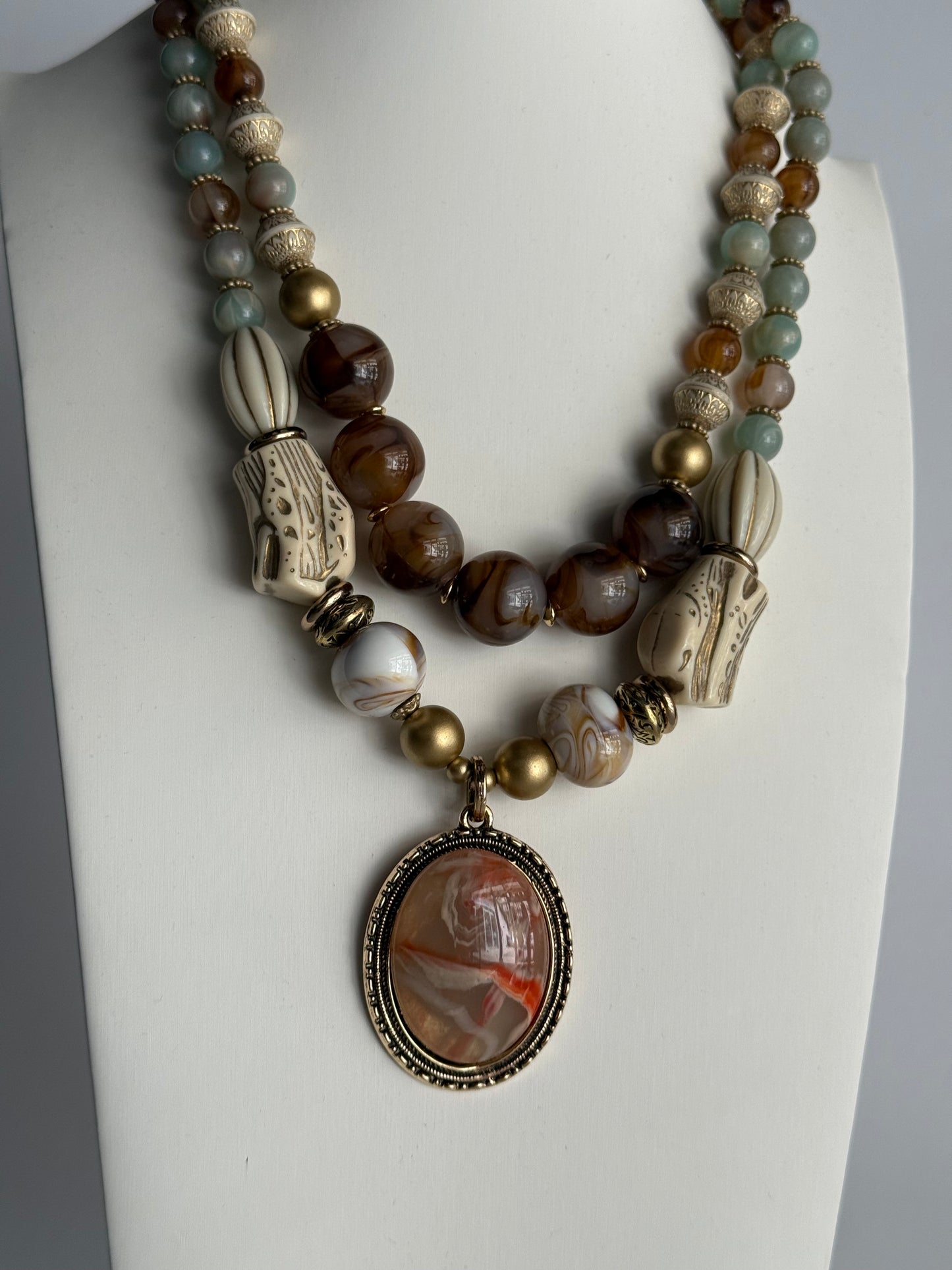 Collana multistrato con perle naturali e pendente marmorizzato